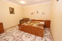 Посуточно частные дома в Феодосии - Широкая двуспальная кровать