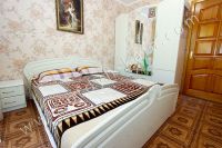Недорого снять квартиру в Феодосии - Удобна мягкая двухспальная кровать.