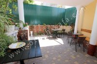 Гостиница на Черноморской набережной Феодосии  - Столы и стулья для обеда на воздухе