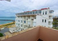Феодосия — снять у моря апартаменты не сложно - Небольшой балкон.
