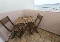 Феодосия — снять у моря апартаменты не сложно - Удобная мебель на балконе.