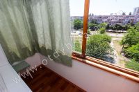 Здесь можно снять квартиру в Феодосии выгодно - Балкон с видом на город.