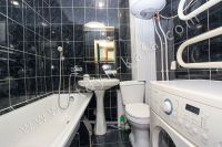Здесь можно снять квартиру в Феодосии выгодно - Современная ванная комната.